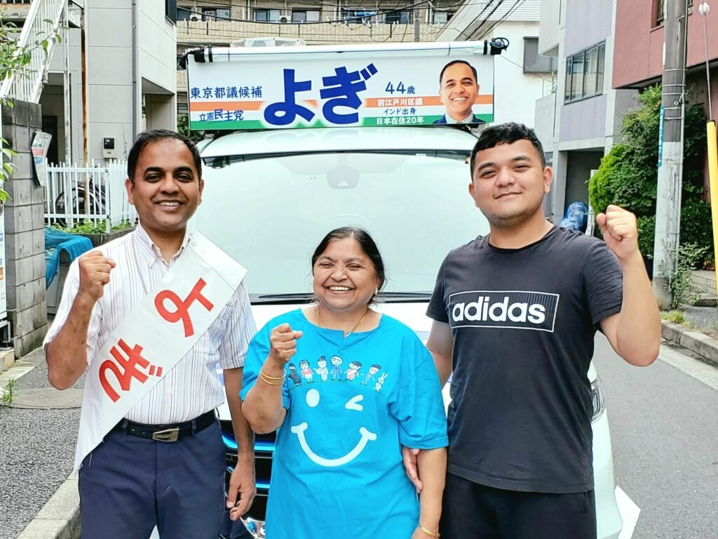 Yogendra Puranik 'Yogi' with his mother and son