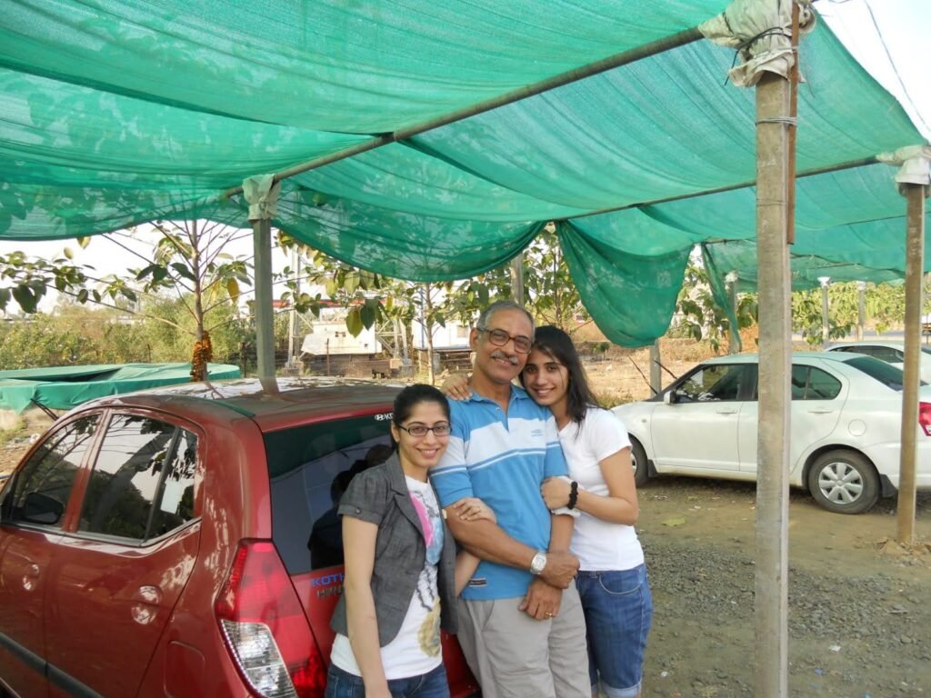 Delna with her father and sister